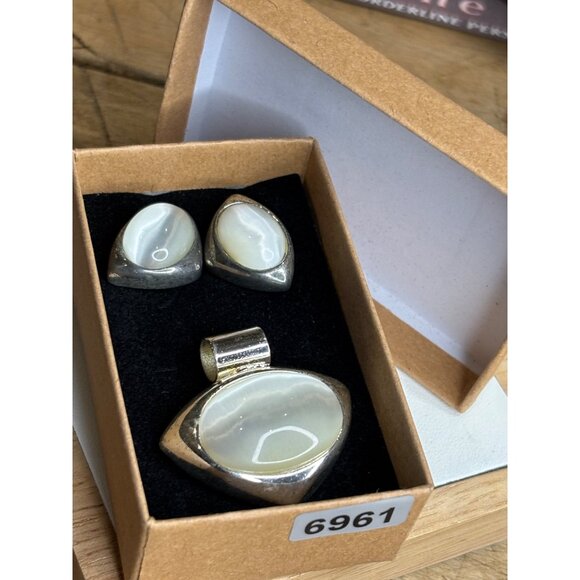 Silver-Tone White Mother Of Pearl Pendant & Earrings Jewelry Set In Gift Box - Picture 2 of 4